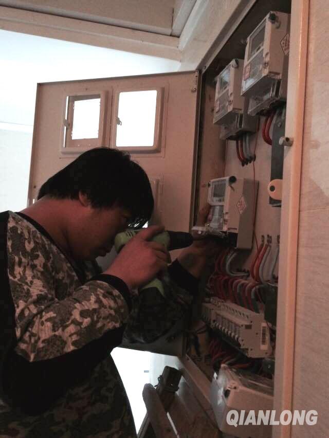1月12日下午4點(diǎn)20分，施工人員趕到東方玫瑰社區對“烏龍電表”進(jìn)行了更換。（千龍網(wǎng)記者 于振華 攝影）
