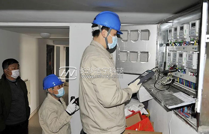 對家中電表有顧慮 供電工人立馬上門(mén)檢測